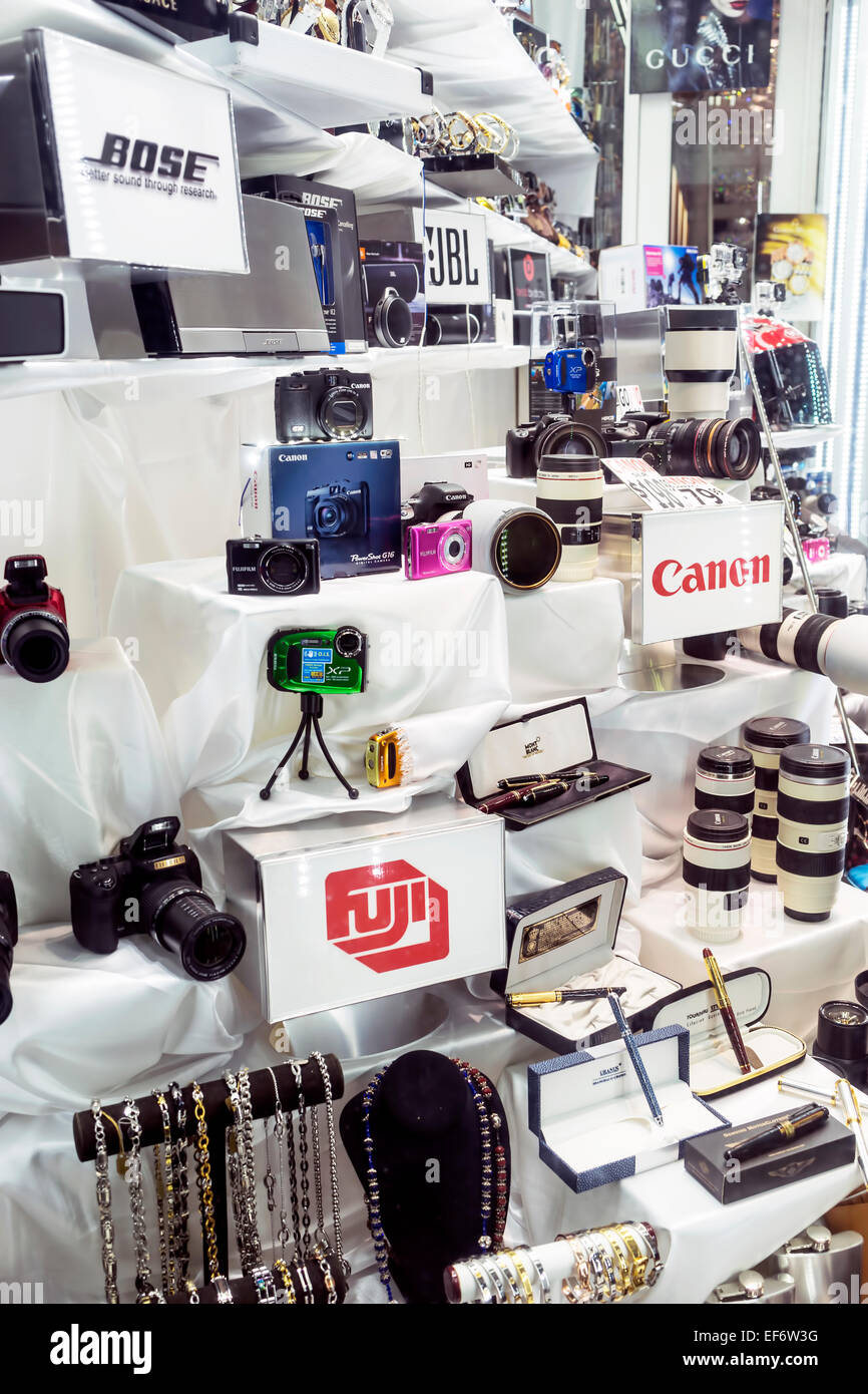 Fotocamera e negozio di elettronica finestra lungo Lincoln Road Mall di Miami Beach offre Bose, JBL, Canon, Fuji e Gucci merchandise. Foto Stock