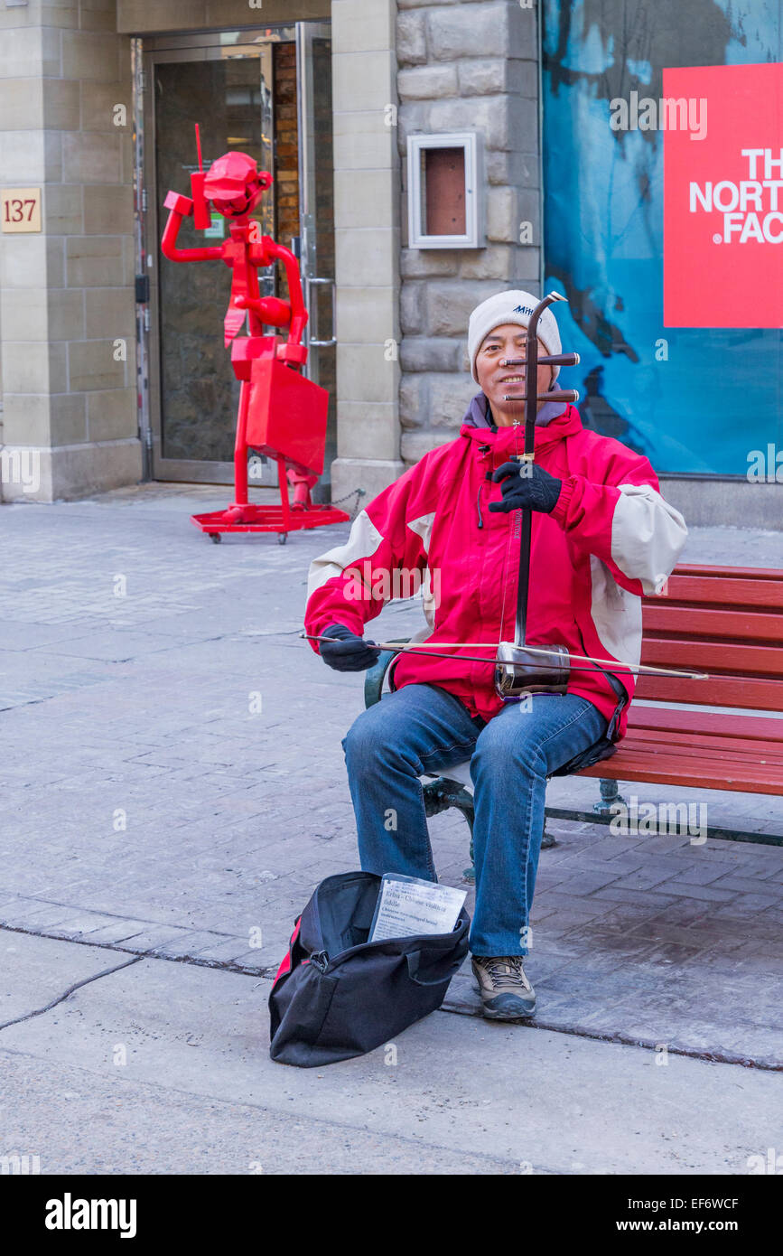 Uomo asiatico musicista di strada su Stephen Avenue, Calgary, Alberta, Canada Foto Stock