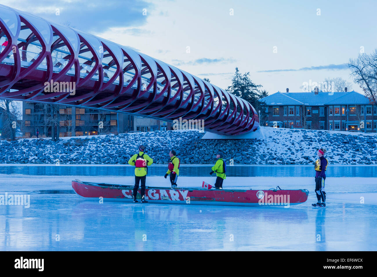 Il ponte di pace in inverno oltre il congelato il Fiume Bow, Calgary, Alberta, Canada Foto Stock