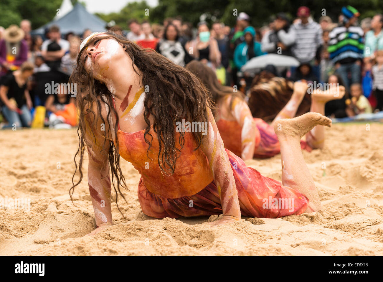 Le ragazze e i ragazzi della scuola media con NSW pubblica Scuole di Danza Aborigena Company esecuzione presso il Festival Yabun sull Australia Day 2015. Foto Stock