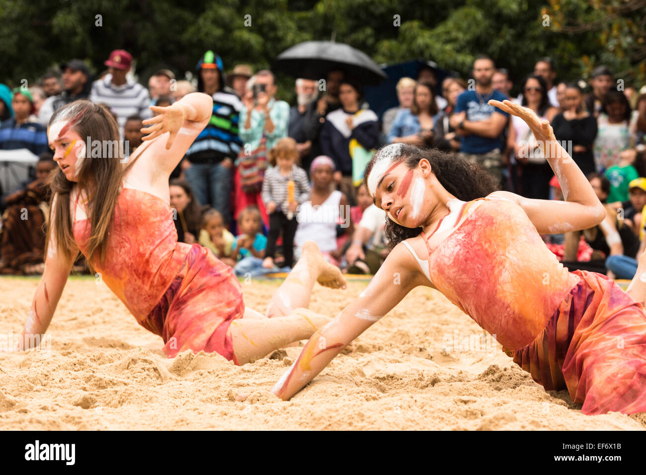 Le ragazze e i ragazzi della scuola media con NSW pubblica Scuole di Danza Aborigena Company esecuzione presso il Festival Yabun sull Australia Day 2015. Foto Stock