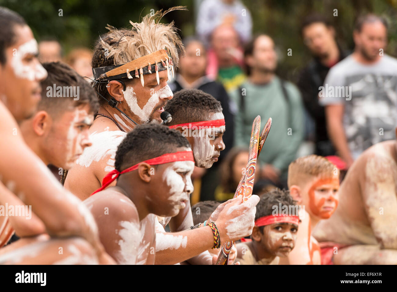 Presto il gruppo di musica da ballo, Gomeroi Mirii Yulugi, dalla tribù Gomeroi nel Nuovo Galles del Sud, effettuando al Festival Yabun, Australia Day Foto Stock