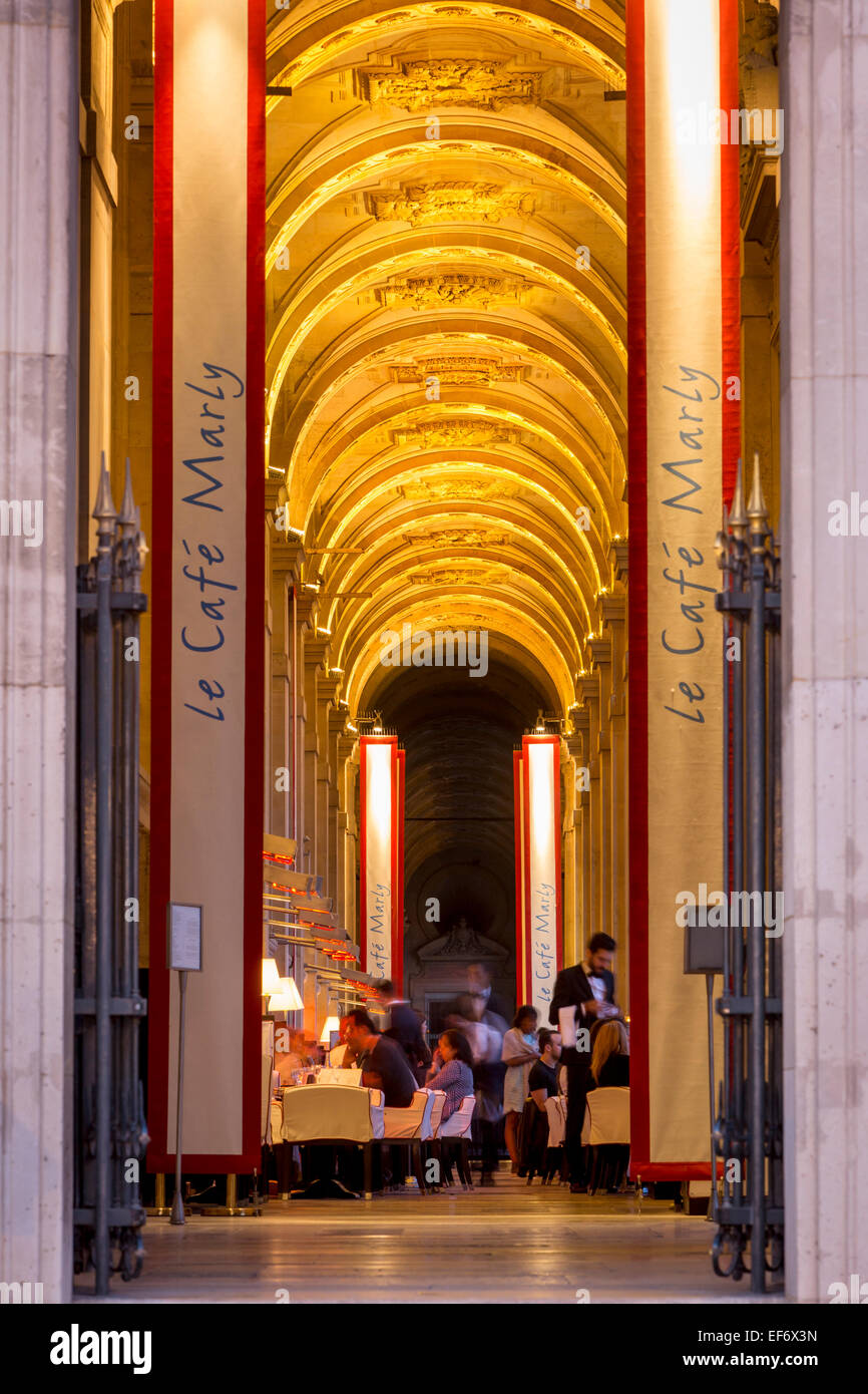 Vista serale all'interno cafe marly al Musee du Louvre, Parigi, Francia Foto Stock