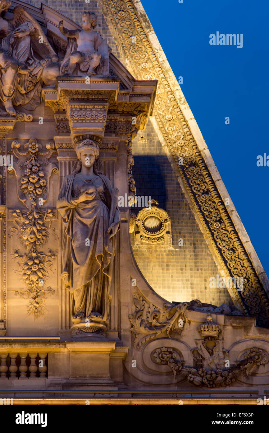 Tetto ornato di Musee du Louvre, Parigi, Francia Foto Stock