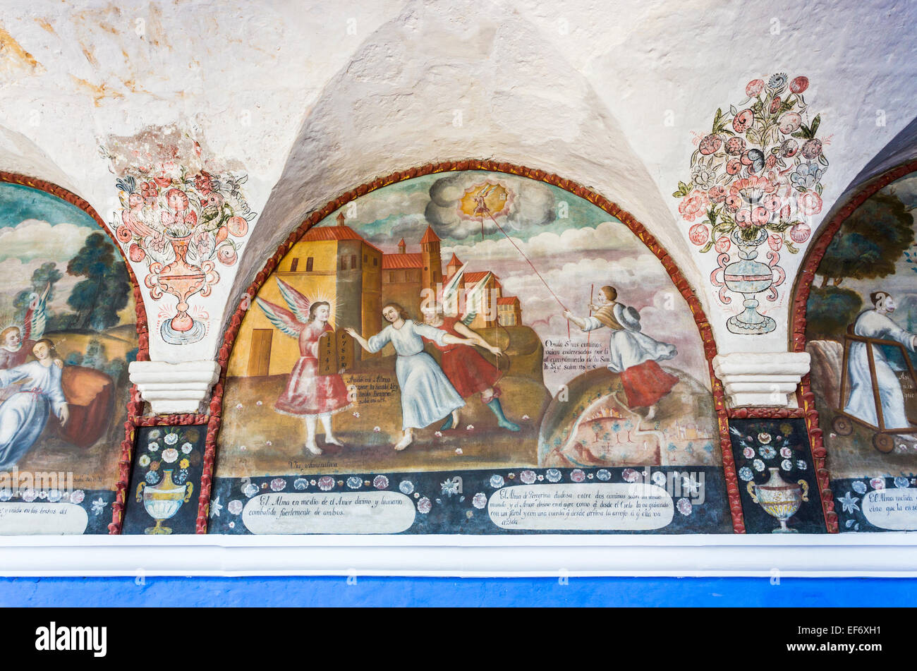 Visite peruviana: tipico religioso colorati dipinti a muro affresco di angeli in un chiostro nell'iconico Santa Catalina convento in Arequipa, Perù Foto Stock