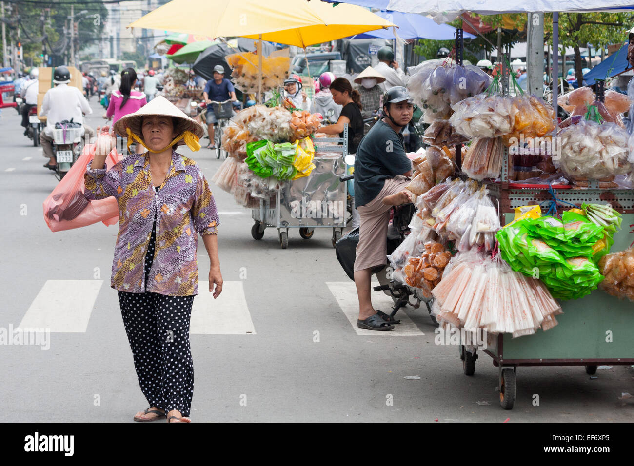 Clienti Fornitori street market Ho Chi Minh City Saigon Vietnam Foto Stock