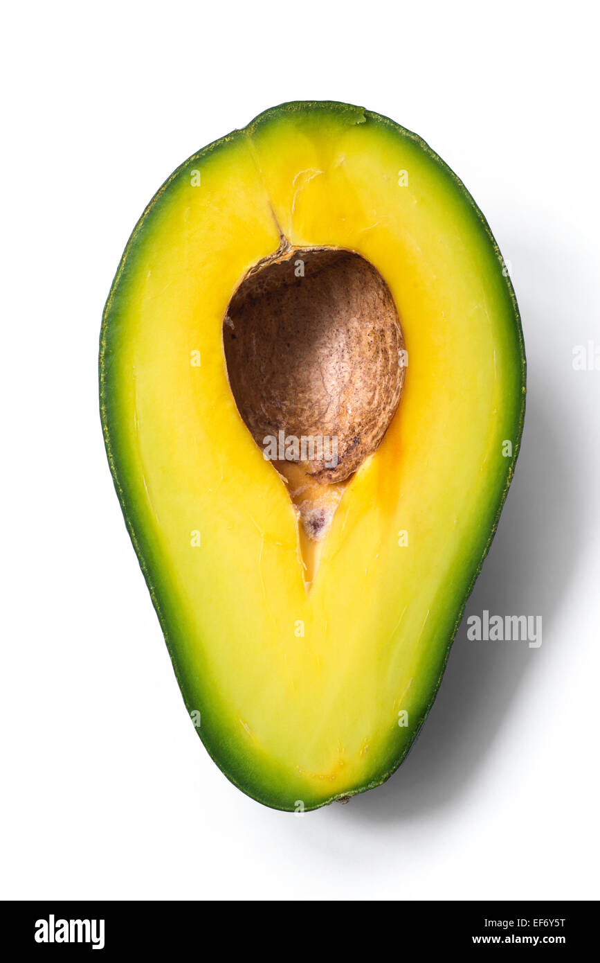 Fresche e mature metà di avocado isolati su sfondo bianco Foto Stock