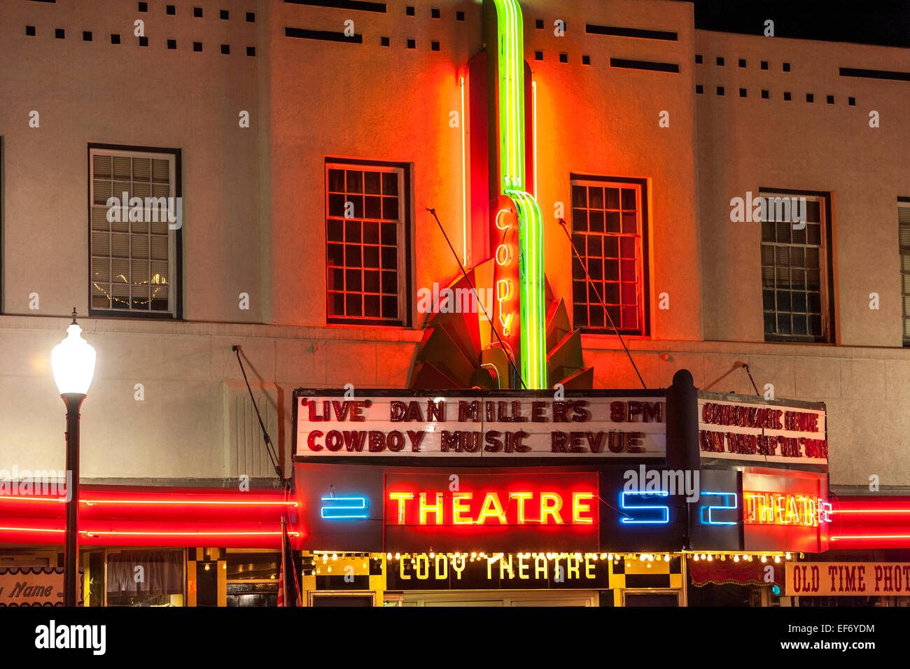 Cody Wyoming Cody Theatre storico punto di riferimento con il classico stile Art Deco al neon con tendone e tendalino. Foto Stock