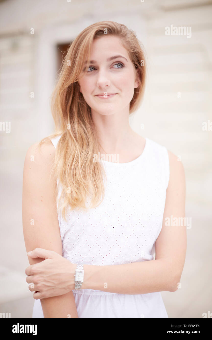 Ritratto naturale di fronte fresco giovane donna bionda Foto Stock