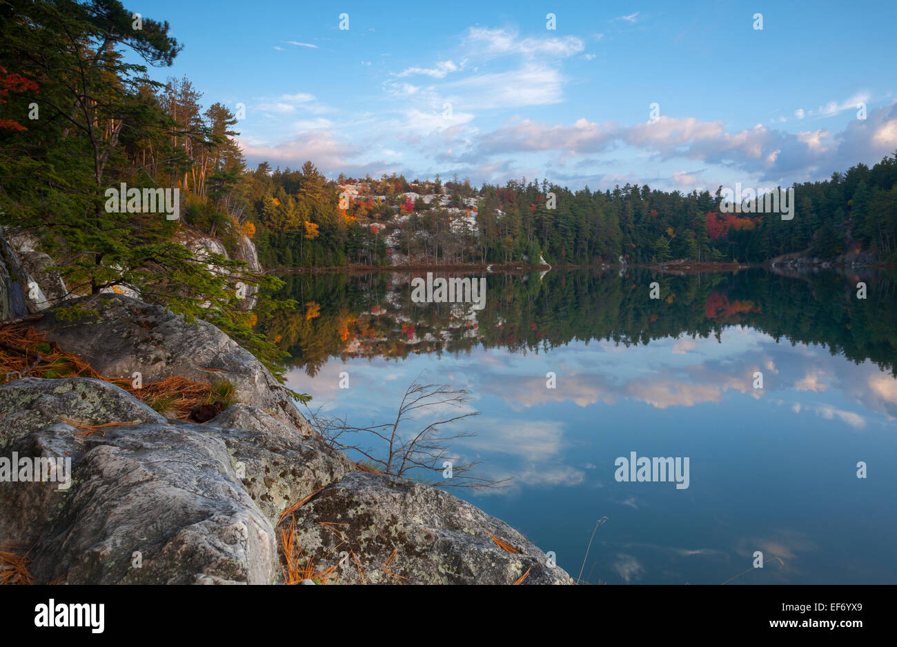 La mattina presto sul lago Bunnyrabbit. Killarney Provincial Park, Ontario, Canada. Foto Stock