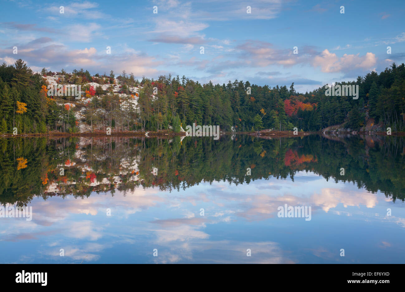 La mattina presto sul lago Bunnyrabbit. Killarney Provincial Park, Ontario, Canada. Foto Stock