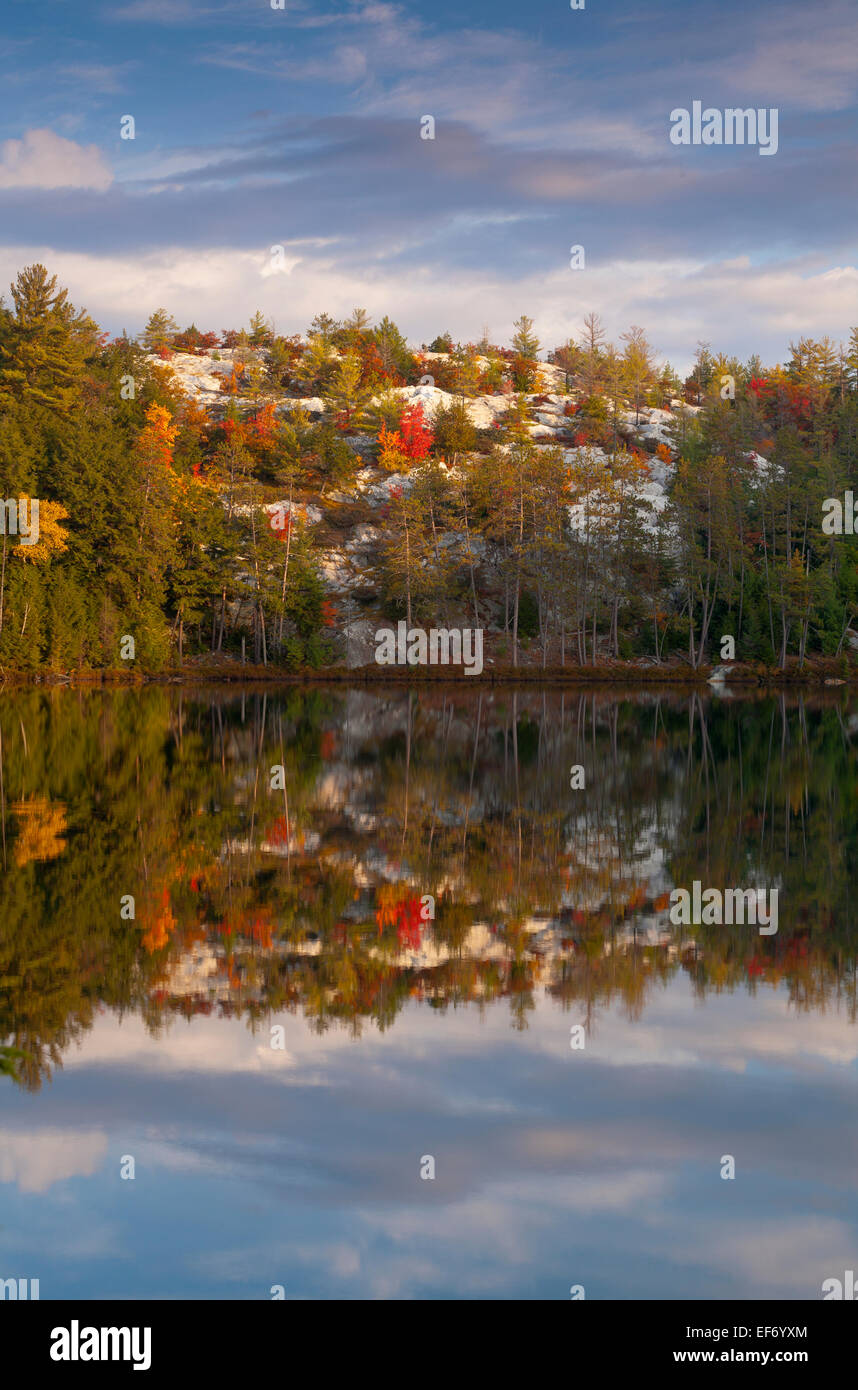 La mattina presto sul lago Bunnyrabbit. Killarney Provincial Park, Ontario, Canada. Foto Stock