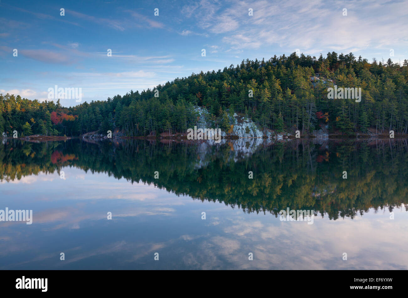 La mattina presto sul lago Bunnyrabbit. Killarney Provincial Park, Ontario, Canada. Foto Stock