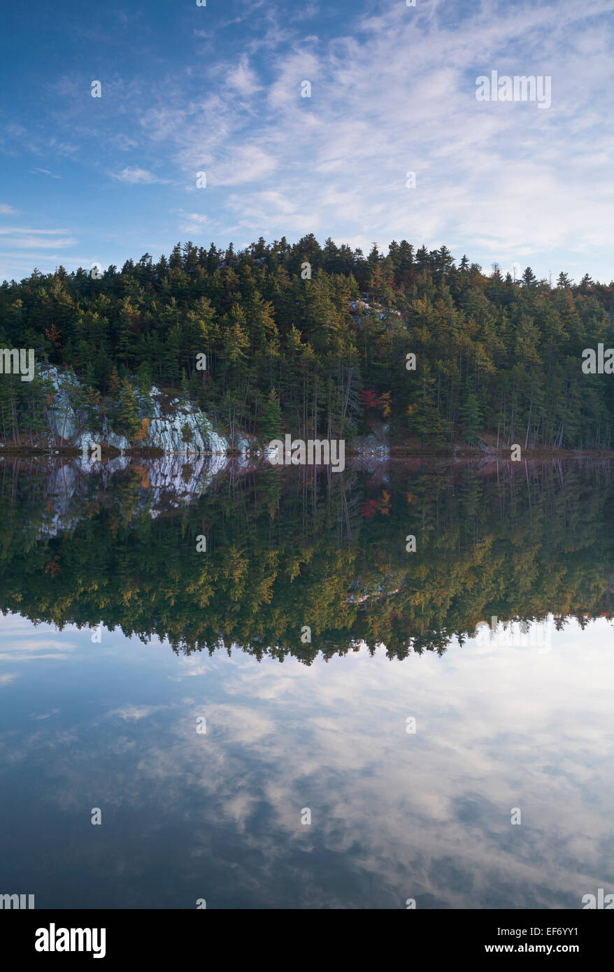 La mattina presto sul lago Bunnyrabbit. Killarney Provincial Park, Ontario, Canada. Foto Stock