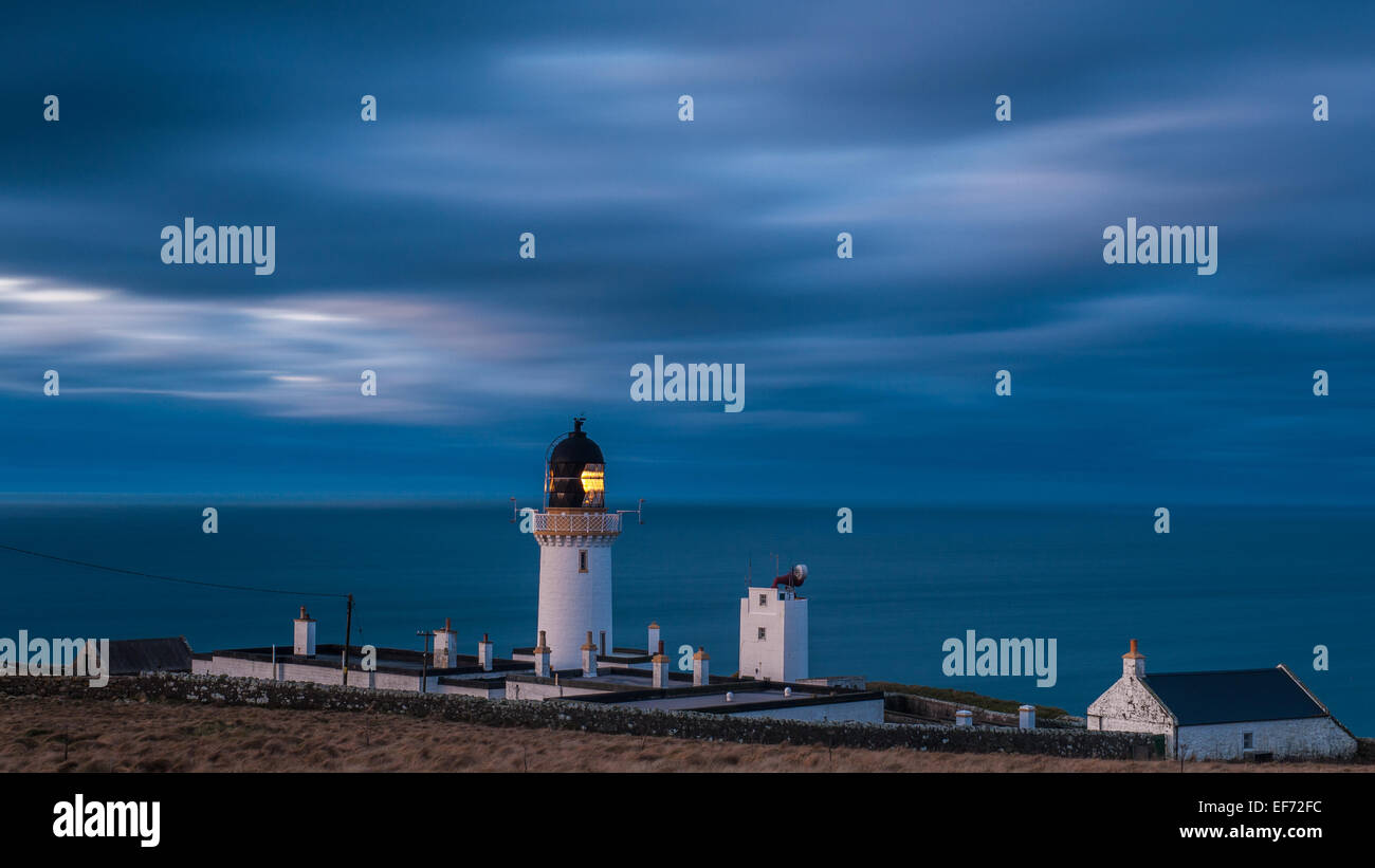 Dunnett Capo Faro, il punto più settentrionale della terraferma britannica al crepuscolo Foto Stock