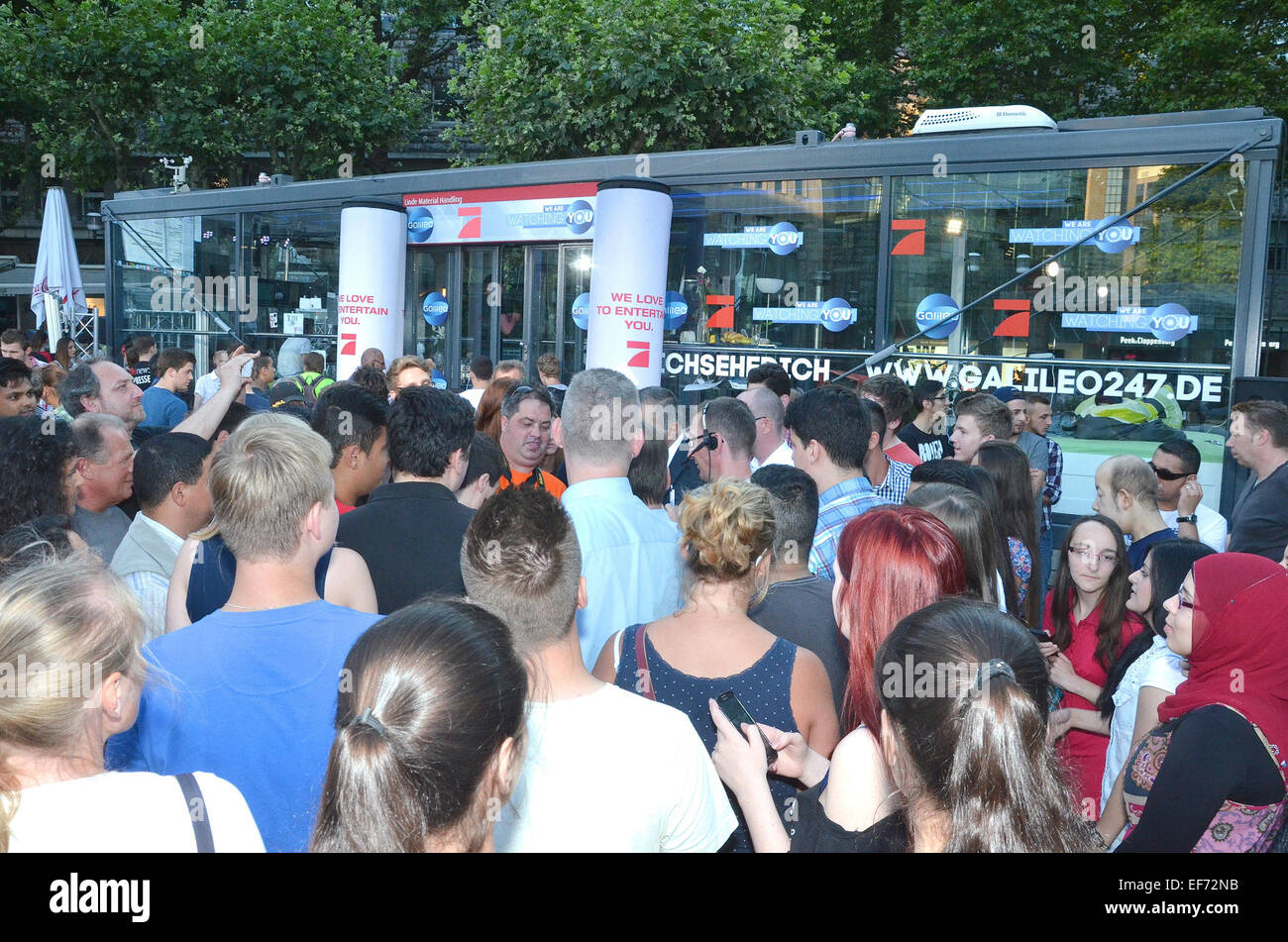 Pro 7 Thilo reporter Mischke assistendo a un coltello lotta tra due giovani uomini in Essen durante la sua esperienza di vita in un recipiente di vetro dotato di Vista: dove: Essen, Germania Quando: 24 Lug 2014 Foto Stock