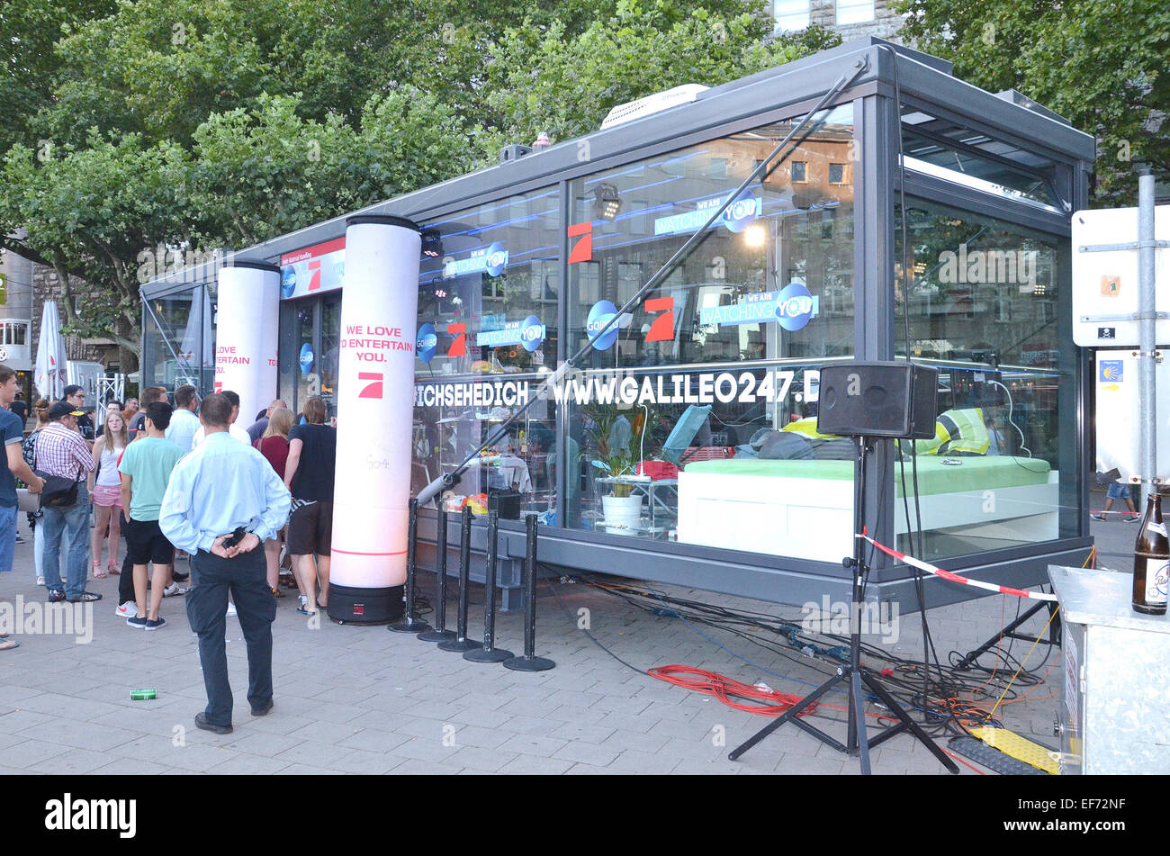 Pro 7 Thilo reporter Mischke assistendo a un coltello lotta tra due giovani uomini in Essen durante la sua esperienza di vita in un recipiente di vetro dotato di Vista: dove: Essen, Germania Quando: 24 Lug 2014 Foto Stock
