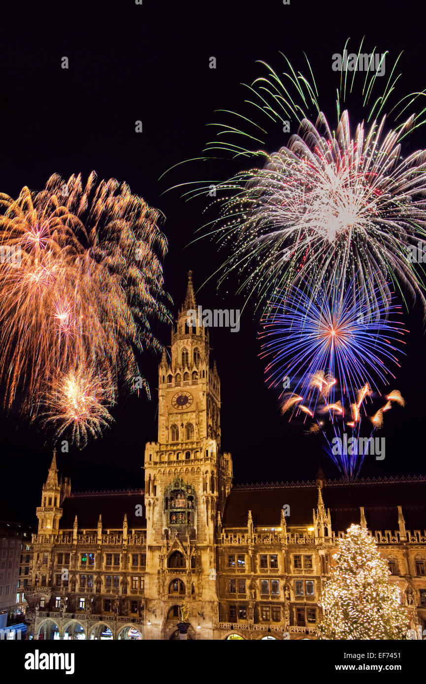 Monaco di Baviera municipio, piazza Marienplatz, con il nuovo anno di fuochi d'artificio, Monaco di Baviera, Baviera, Baviera, Germania Foto Stock
