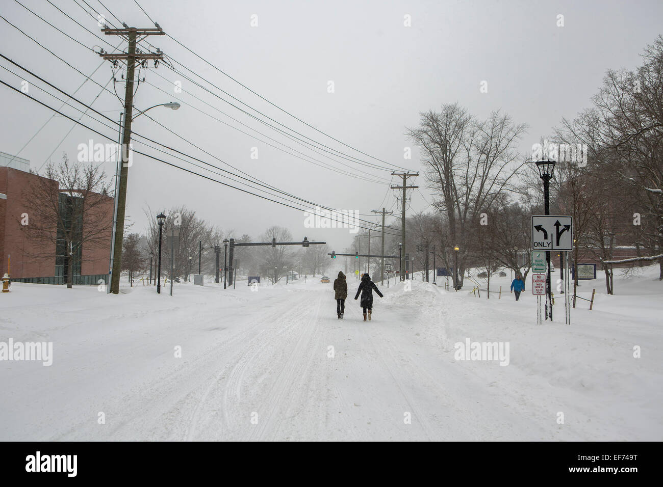 Connecticut, Stati Uniti d'America. Il 27 gennaio, 2015. Studenti presso l'Università del Connecticut a piedi attraverso il campus in Storrs, STATI UNITI D'AMERICA, durante il divieto di viaggio che limitano la non-veicoli di emergenza durante la tempesta di neve Juno. Governatore Dannel Malloy detto solo 15 incidenti di auto sono stati riportati durante il divieto di viaggio, invece di centinaia che di solito si verificano in simili condizioni atmosferiche. Foto: G. Morty Ortega/dpa/ Alamy Live News Foto Stock