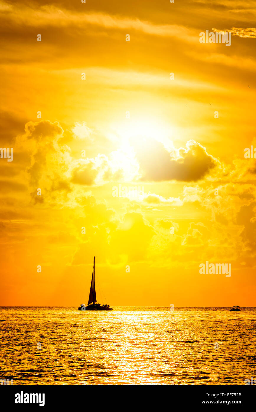 In barca a vela e disherman in mare al tramonto, Key West Bay, floride, STATI UNITI D'AMERICA Foto Stock