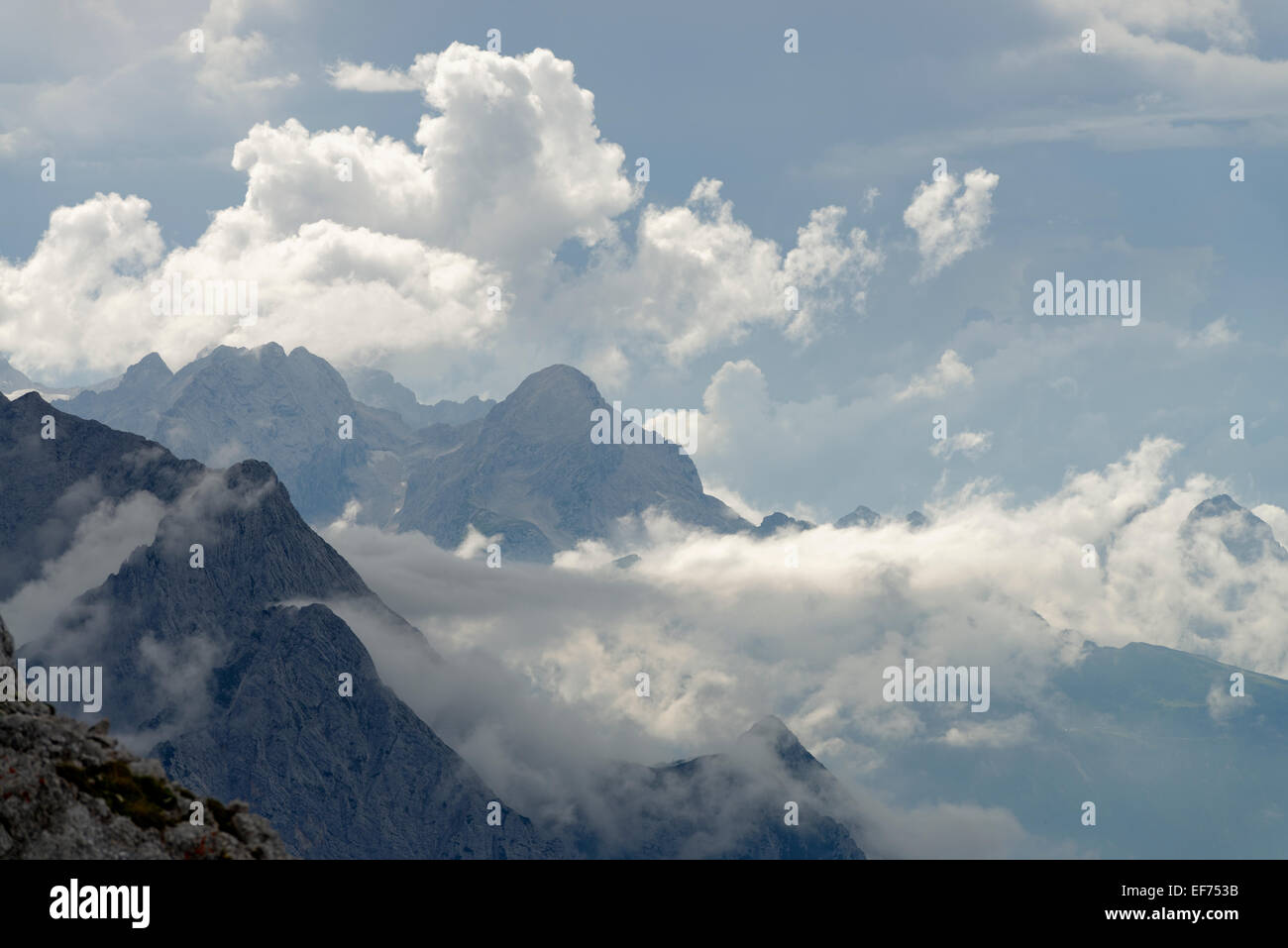 Vista dalla Karwendelbahn, Karwendel, ferroviaria sulla gamma di Wetterstein con cime alpine e nuvole atmosferica Foto Stock