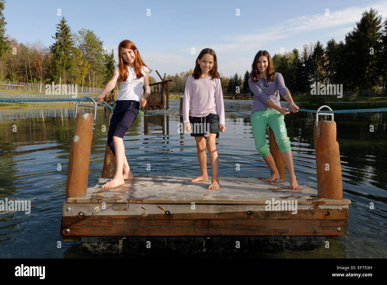 I bambini in sella a una zattera e ad esplorare il Erlebnispark Wasser Fisch Natur parco avventura a Murner vedere il lago, vicino a Wackersdorf Foto Stock