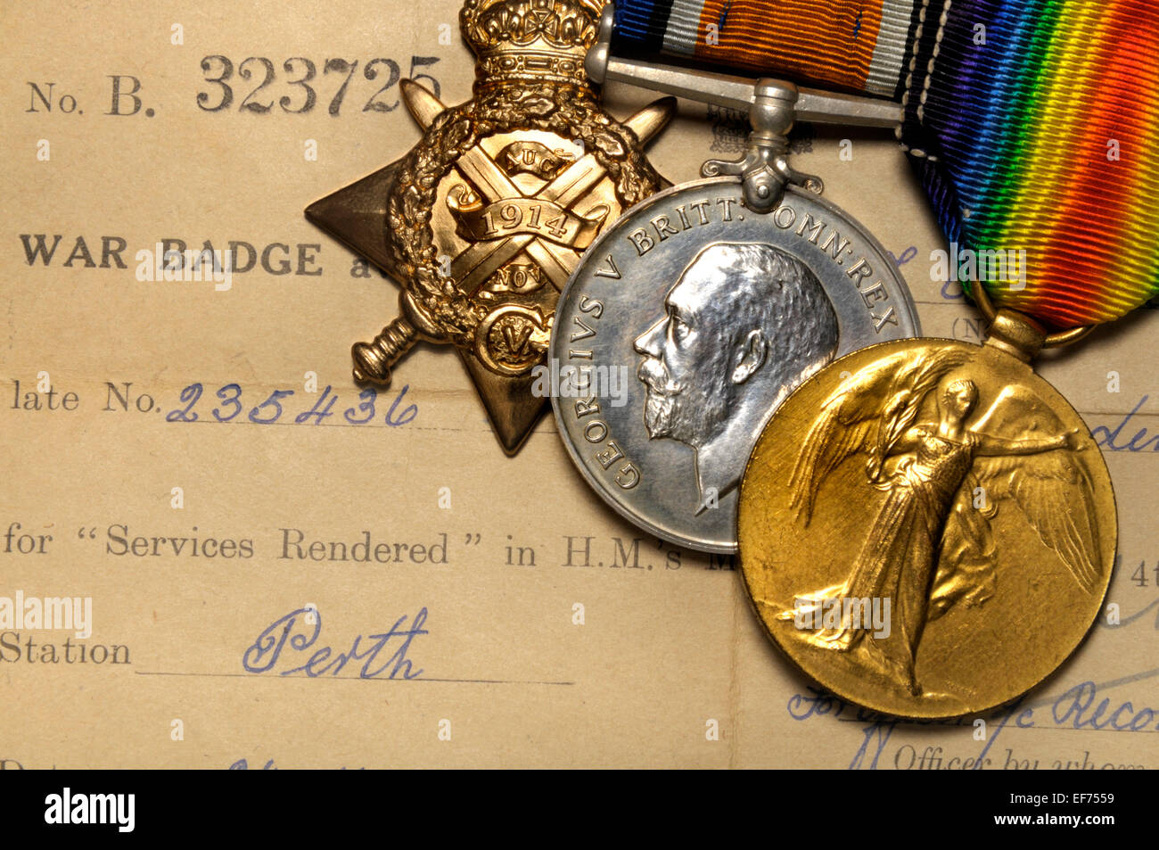 Prima Guerra Mondiale medaglie: "Pip, Squeak e Wilfred' - 1914 Star; British medaglia di guerra; Medaglia Vittoria (da sinistra a destra) con il documento Foto Stock