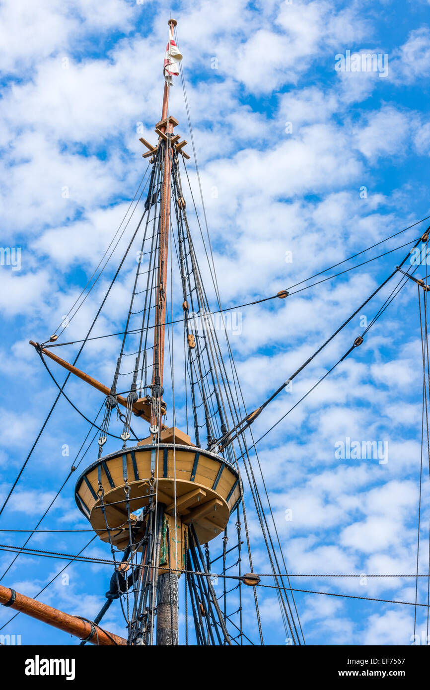 Il Crows Nest su Mayflower II, una replica del xvii secolo Mayflower ormeggiato a membro del molo a Plymouth, Massachusetts - U Foto Stock