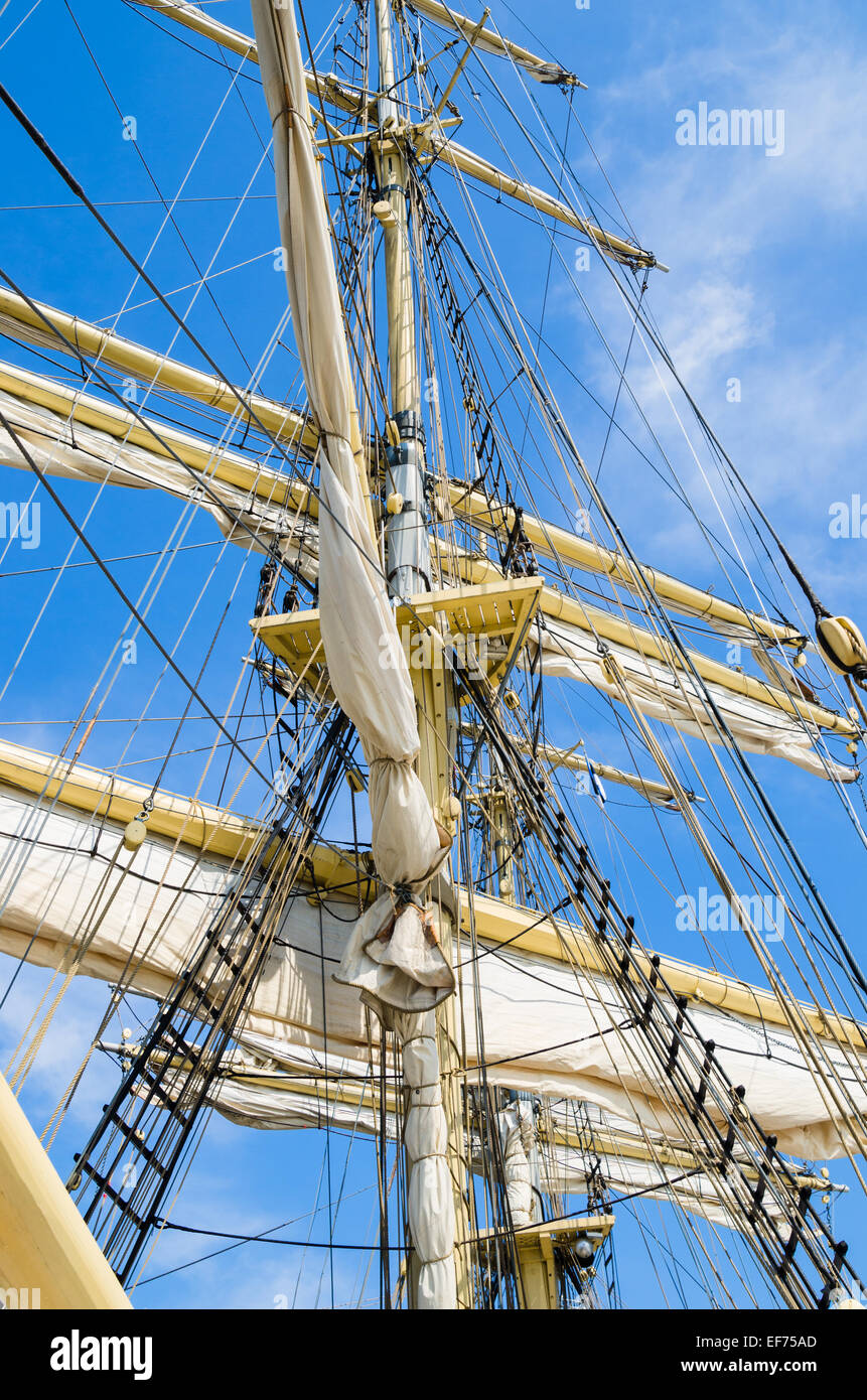 Vele e affronta il problema di una imbarcazione a vela su uno sfondo di cielo Foto Stock