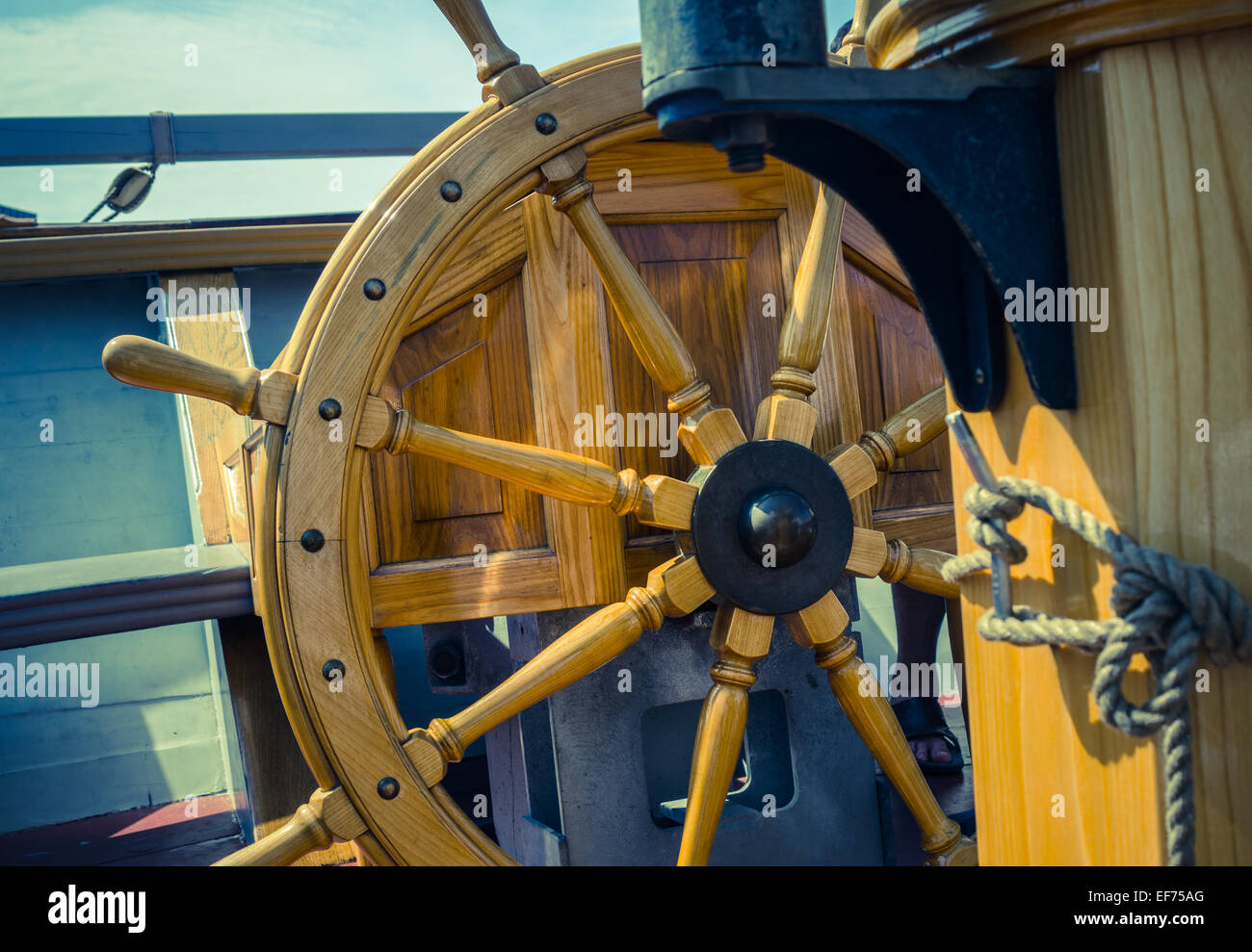 Il volante della nave. Una postazione di lavoro del capitano. Processo  trasversale Foto stock - Alamy