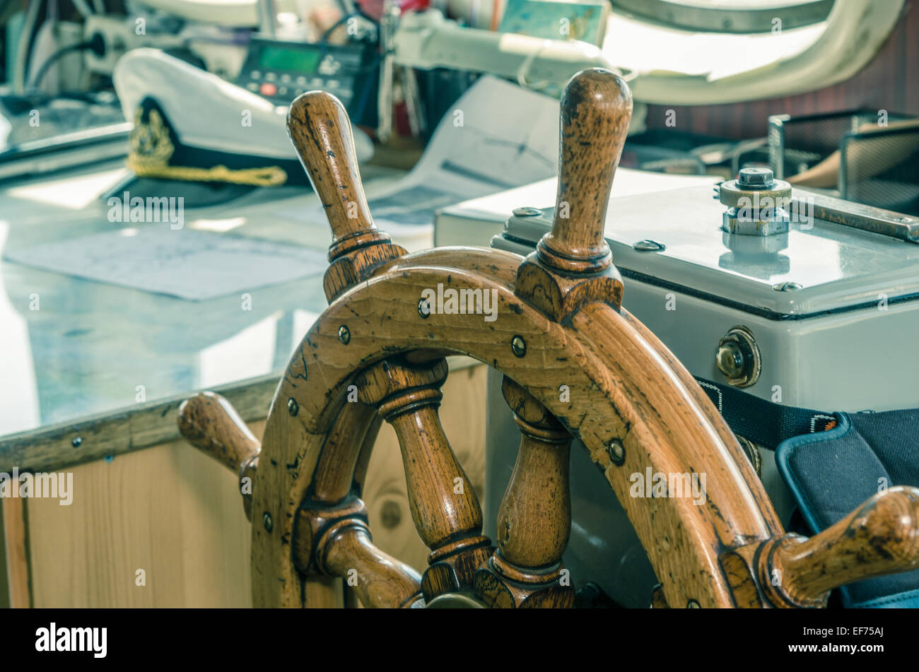 Il volante della nave. Una postazione di lavoro del capitano. Processo trasversale Foto Stock