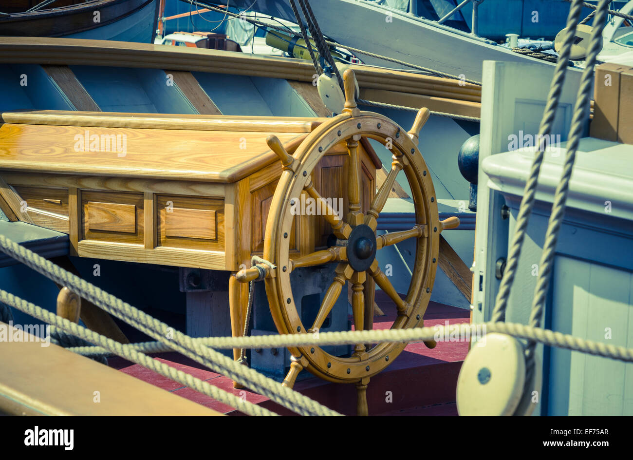 Il volante della nave. Una postazione di lavoro del capitano. Processo trasversale Foto Stock