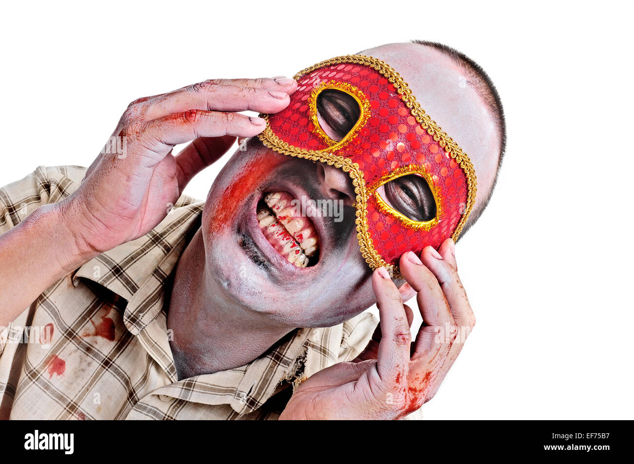 Primo piano di un pauroso zombie con una maschera di fantasia su sfondo bianco Foto Stock