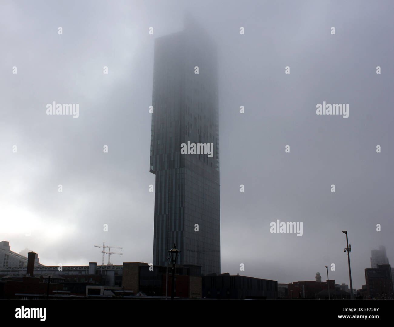 Il Beetham Tower a Manchester è immerso in una nebbia estiva come il sole tenta di masterizzare off. Foto Stock