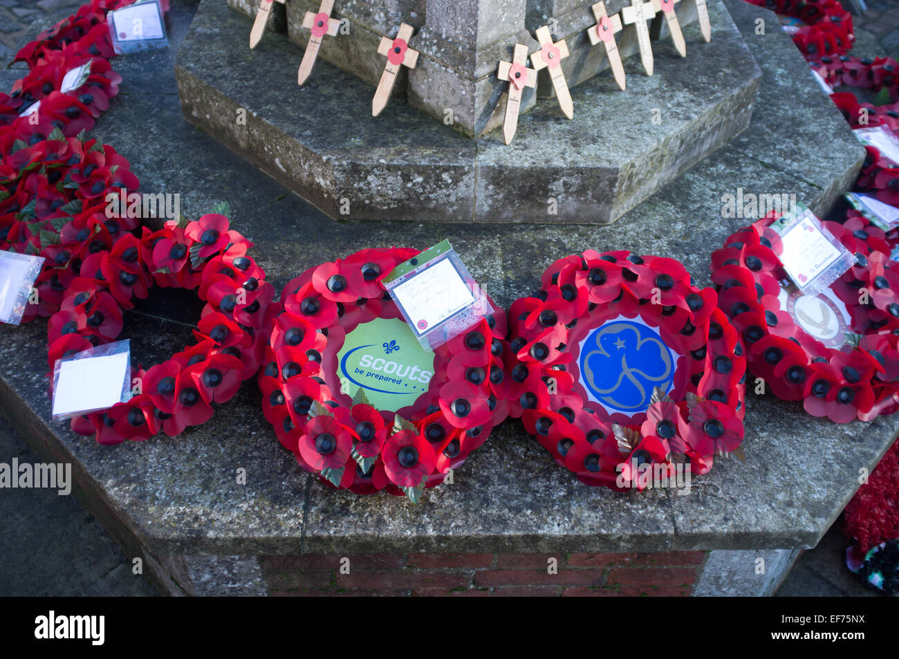 Il papavero ghirlande su un memoriale di guerra in Wendover, Buckinghamshire Foto Stock