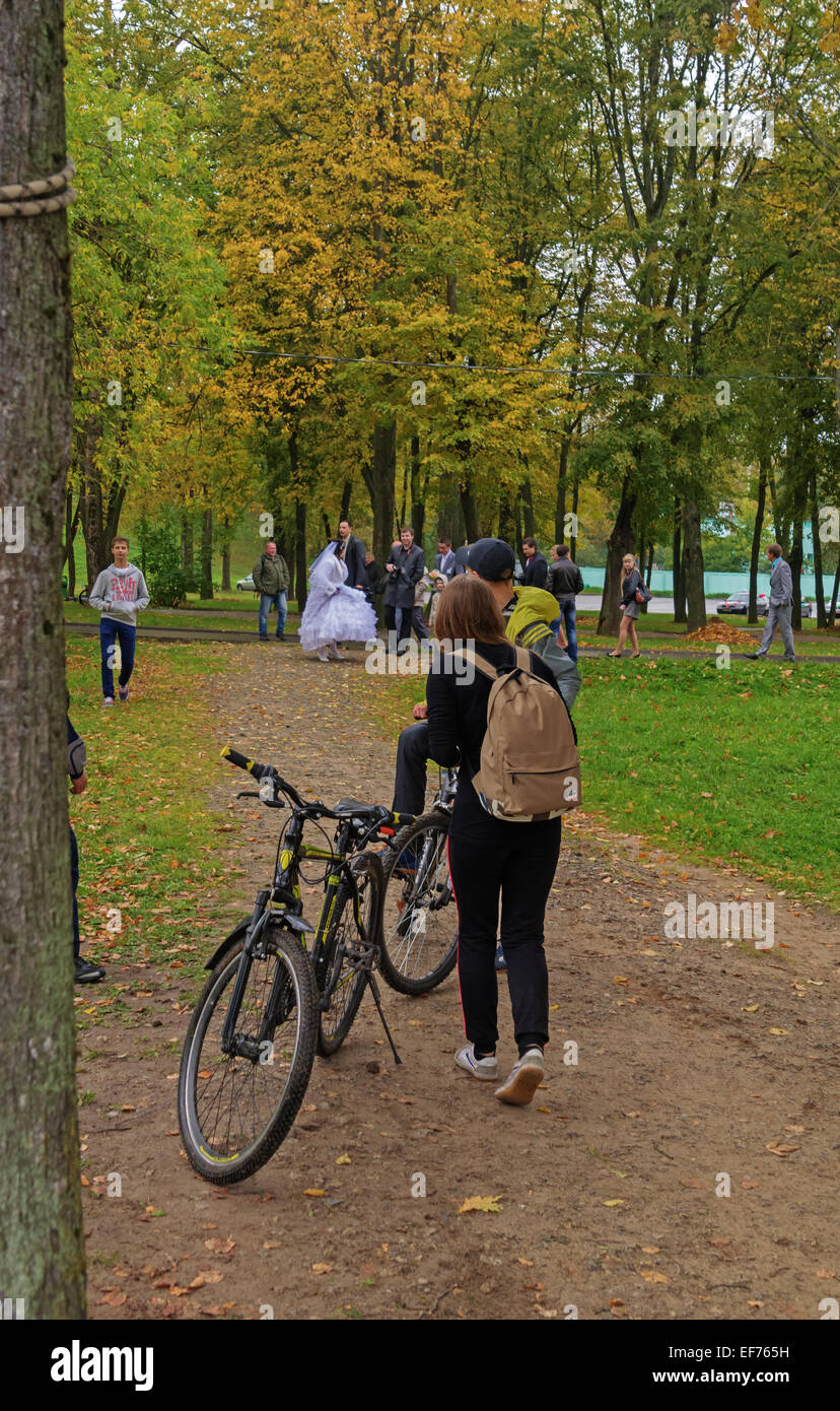 Giornata Mondiale del Turismo - sport turismo concorrenza nel parco sul Fiume Vitba, Vitebsk, nozze e turisti incontrano nel parco. Foto Stock