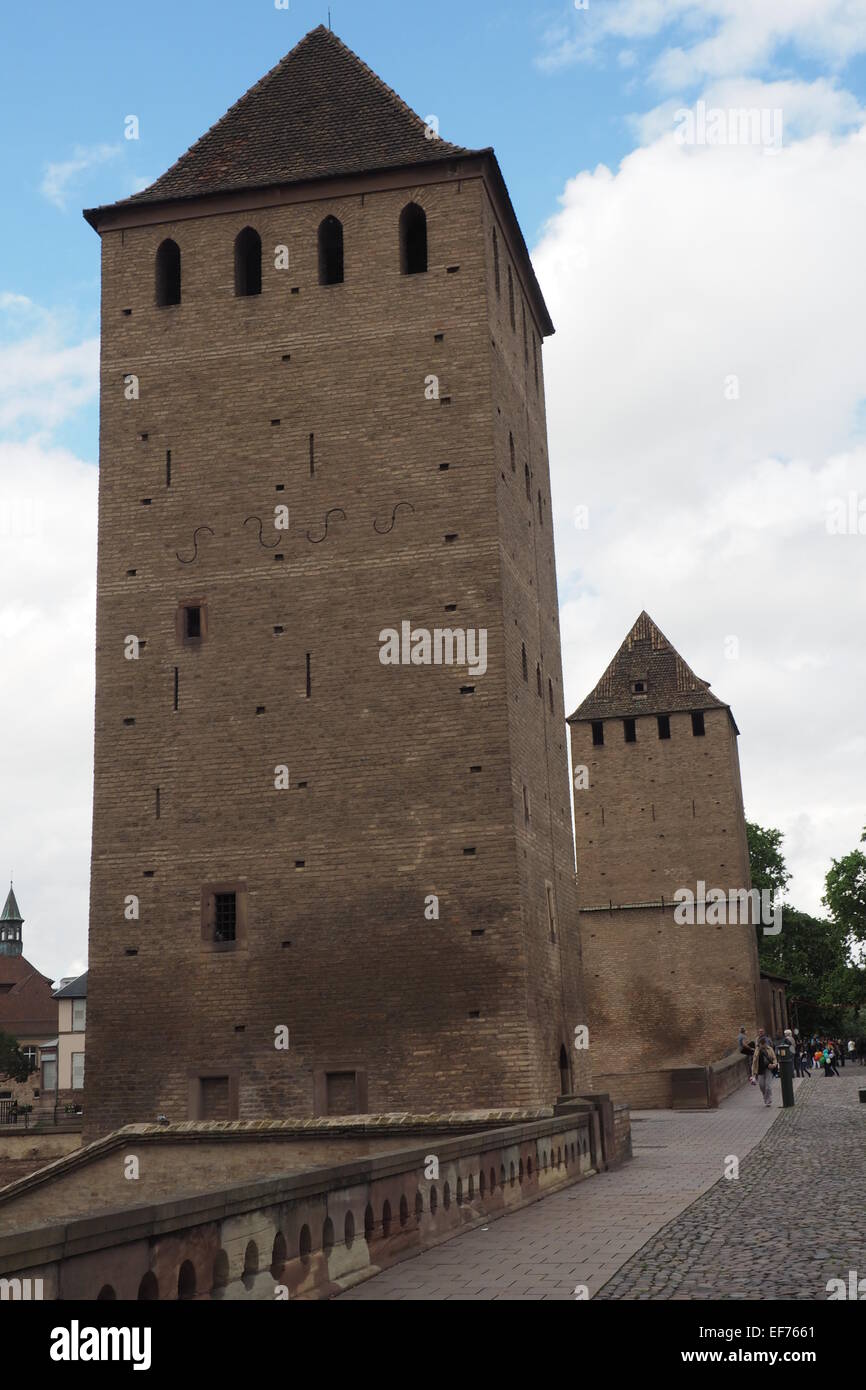 Torri fortificate oltre la Ponts Couverts, Strasburgo Francia. Foto Stock