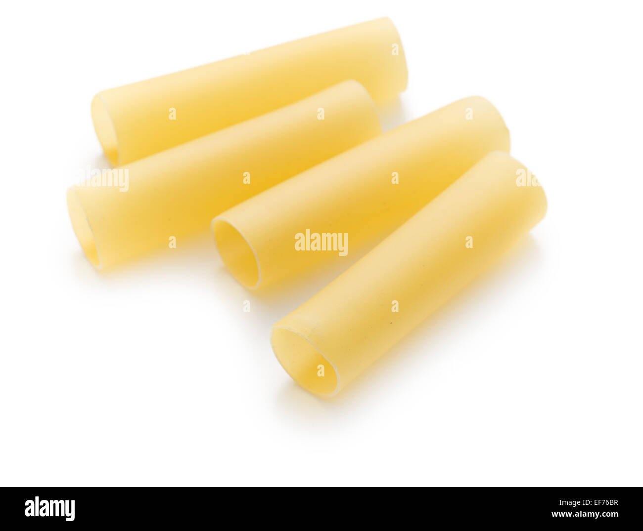 Cannelloni pasta su sfondo bianco Foto Stock