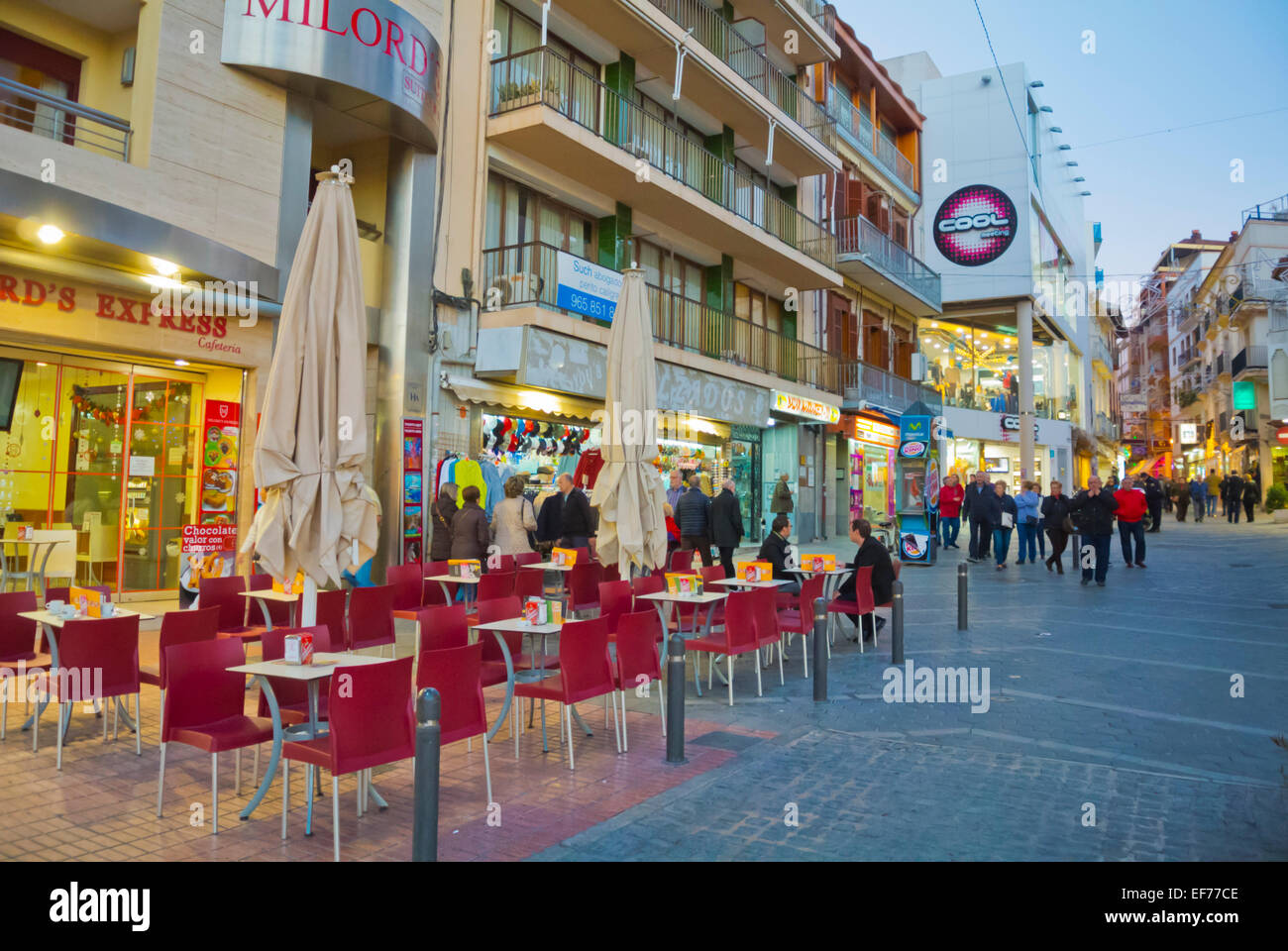 Caffè e negozi, città vecchia, Benidorm, Alicante provincia, Marina Baixa, Costa Blanca, Spagna Foto Stock