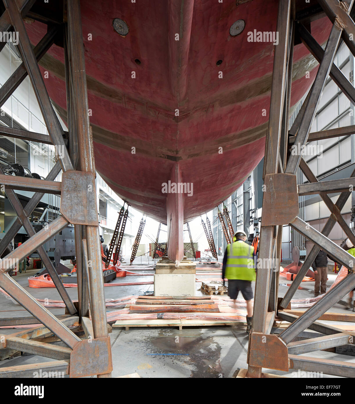 Pendennis Shipyard, Falmouth TR11 4NR, Regno Unito. Architetto: na, 2014. Vista dal basso mentre la barca essendo stabilizzata. Foto Stock