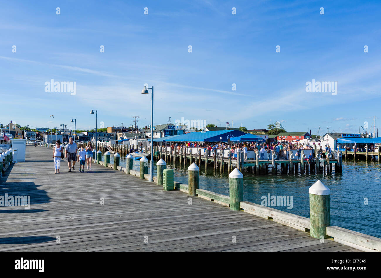 Ristorante sul lungomare nel villaggio di Greenport, contea di Suffolk, Long Island, NY, STATI UNITI D'AMERICA Foto Stock