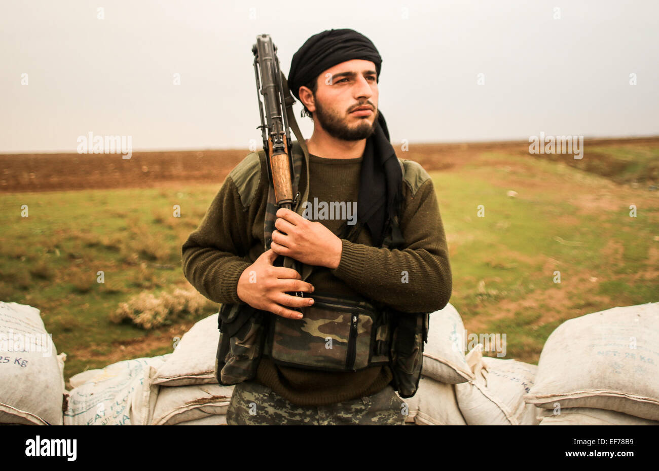 Un combattente di al Qaeda mantiene in allerta il Levante, mentre Rabat sulla parte anteriore del Nubbol e Zhraa di Aleppo per lottare contro gli sciiti di Hezbollah e Iran. © Ibrahim Khader/Pacific Press/Alamy Live News Foto Stock