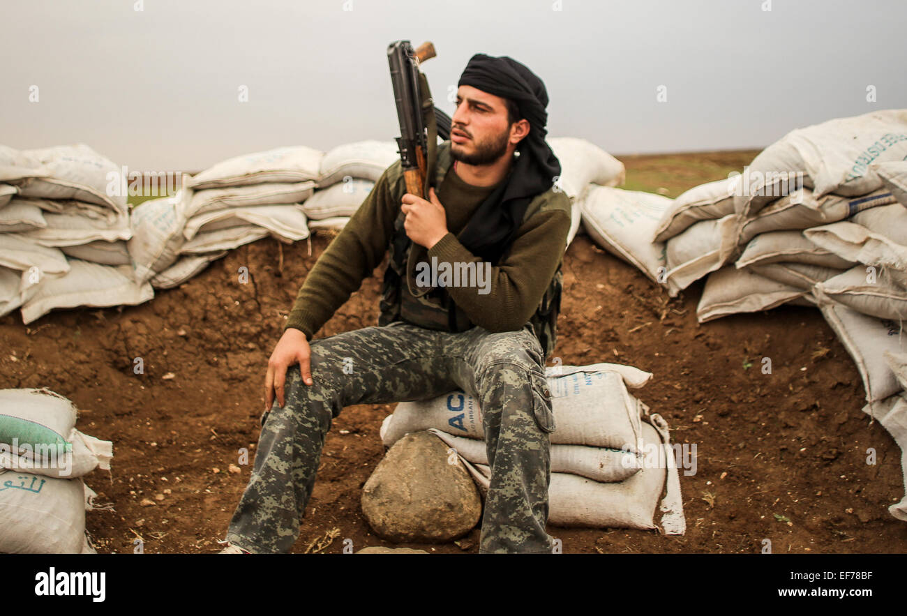 Un combattente di al Qaeda mantiene in guardia nel Levante, mentre Rabat sulla parte anteriore del Nubbol e Zhraa di Aleppo per lottare contro gli sciiti di Hezbollah e Iran. © Ibrahim Khader/Pacific Press/Alamy Live News Foto Stock