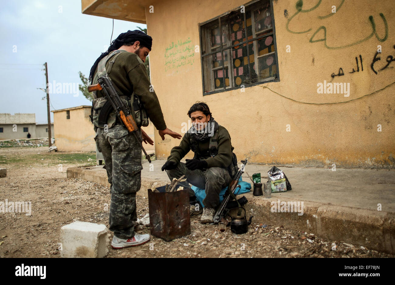 Al Qaeda fighters theirselves caldo mentre custodendo nel Levante, mentre Rabat sulla parte anteriore del Nubbol e Zhraa di Aleppo per lottare contro gli sciiti di Hezbollah e Iran. © Ibrahim Khader/Pacific Press/Alamy Live News Foto Stock