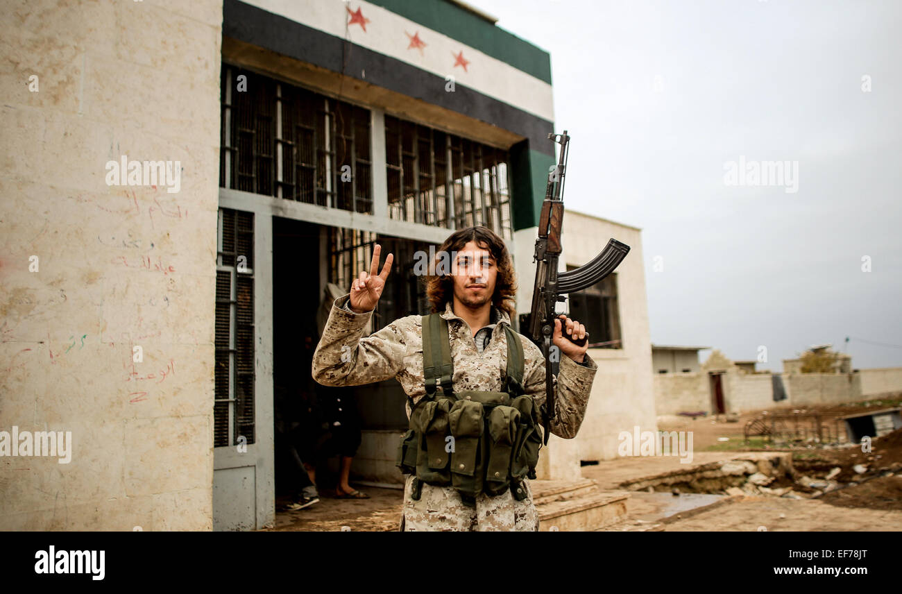 Un combattente di Al-Qaeda rende "segno di pace" in Levante, mentre Rabat sulla parte anteriore del Nubbol e Zhraa di Aleppo per lottare contro gli sciiti di Hezbollah e Iran. © Ibrahim Khader/Pacific Press/Alamy Live News Foto Stock