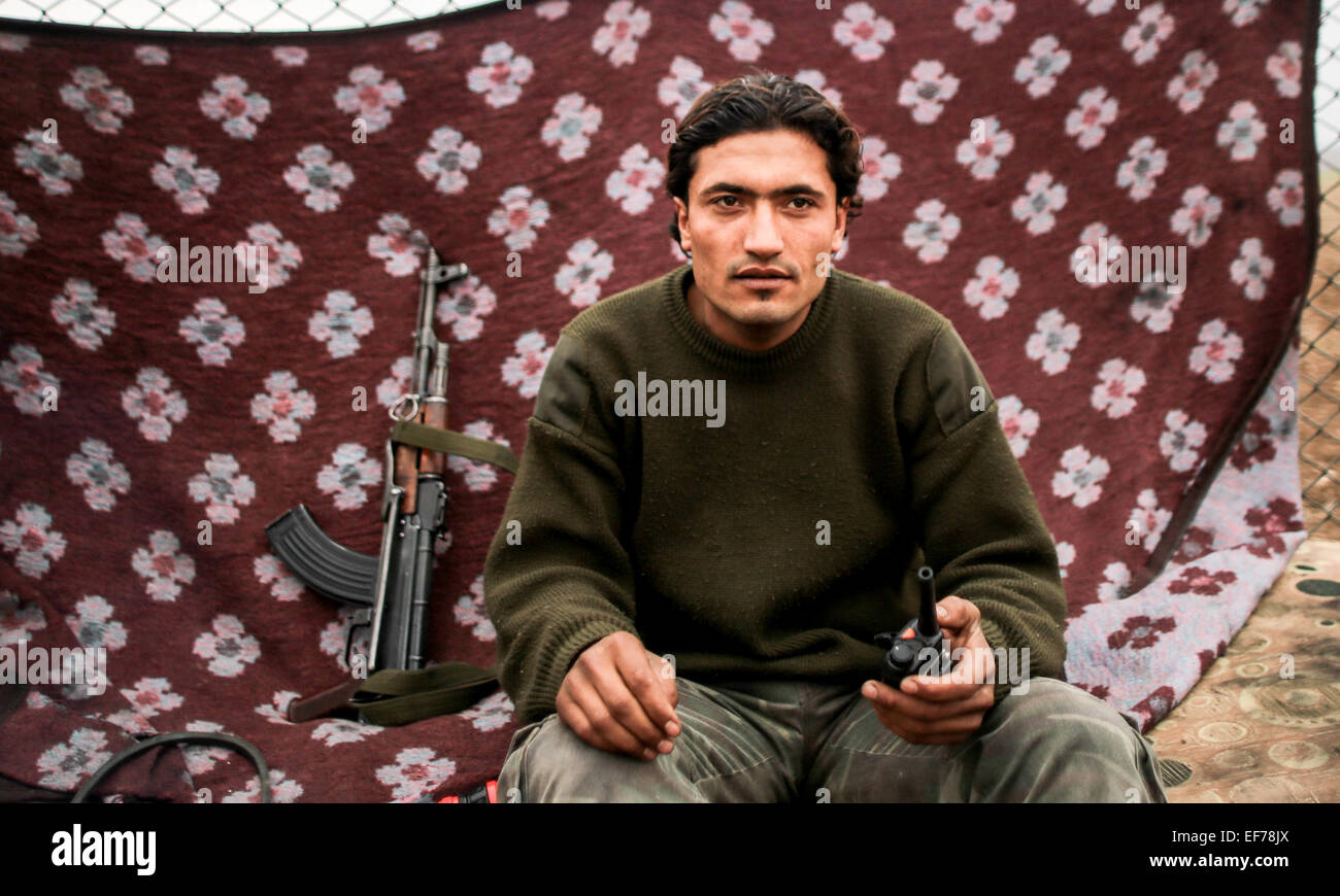 Un combattente di Al Qaeda in Levante, mentre Rabat sulla parte anteriore del Nubbol e Zhraa di Aleppo per lottare contro gli sciiti di Hezbollah e Iran. © Ibrahim Khader/Pacific Press/Alamy Live News Foto Stock