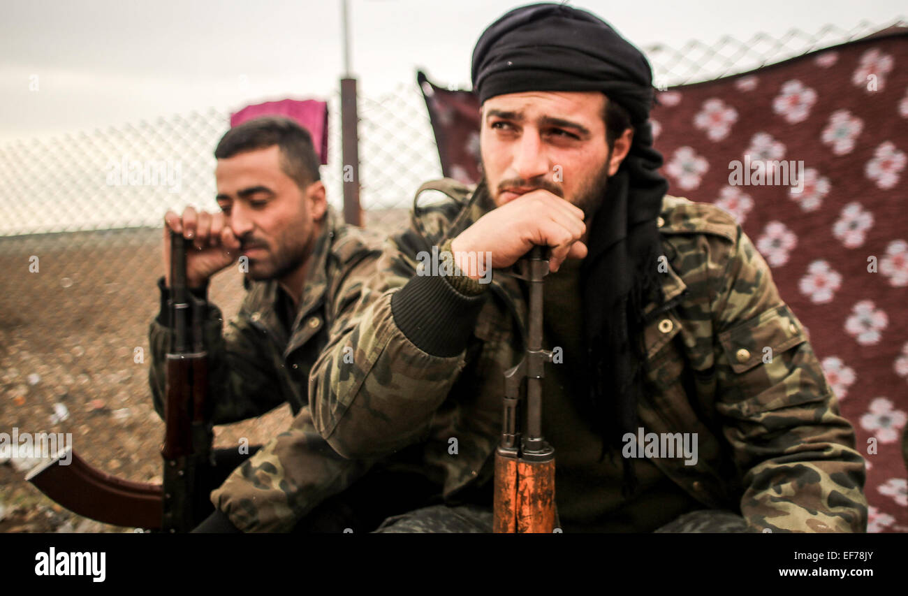 I combattenti appartenenti ad al-Qaeda nel Levante, mentre Rabat sulla parte anteriore del nubbol e Zhraa di Aleppo per lottare contro gli sciiti di Hezbollah e Iran.; © Ibrahim Khader/Pacific Press/Alamy Live News Foto Stock