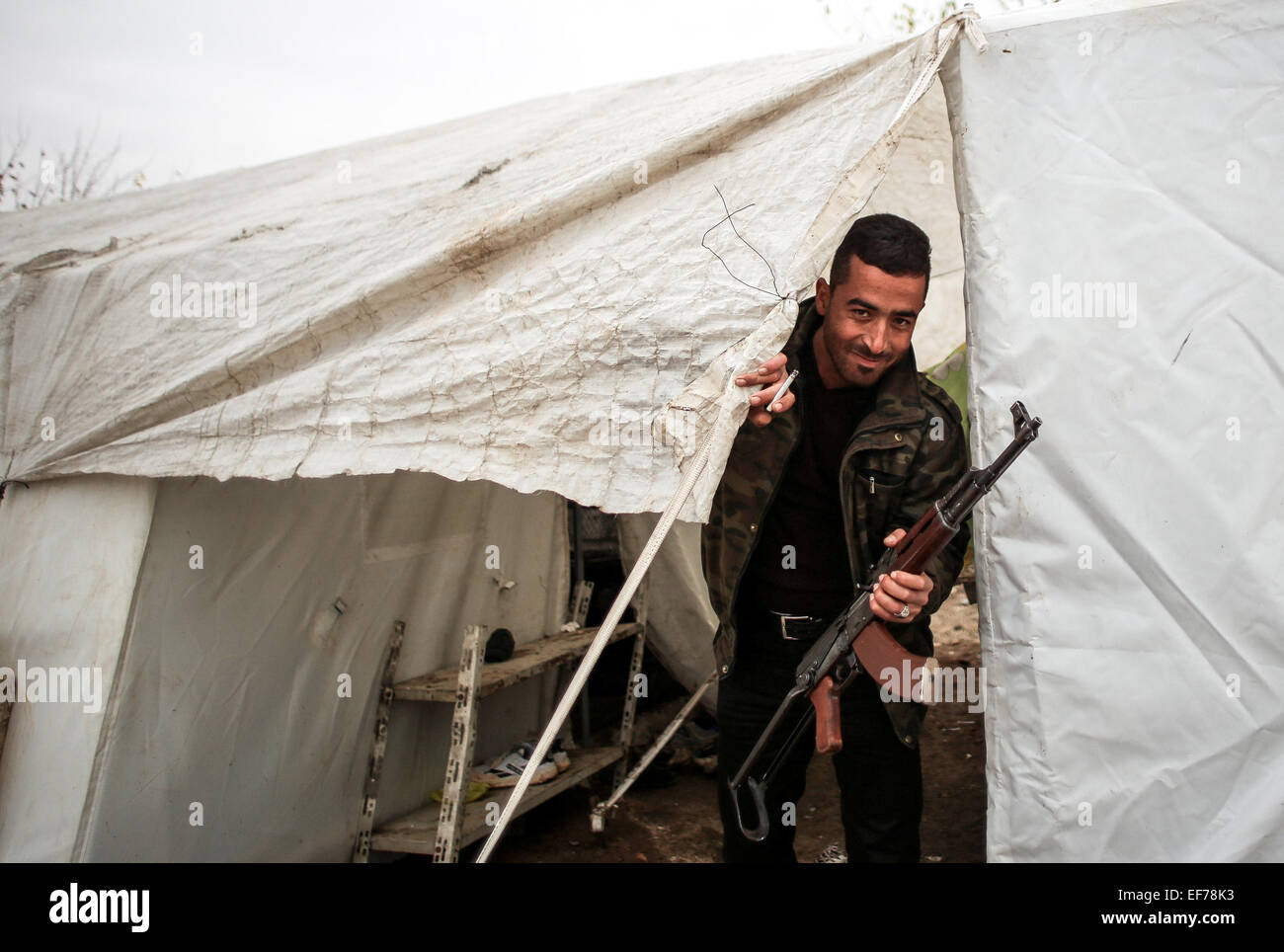 Un combattente di al Qaeda prepara le sue armi nel Levante, mentre Rabat sulla parte anteriore del Nubbol e Zhraa di Aleppo per lottare contro gli sciiti di Hezbollah e Iran. © Ibrahim Khader/Pacific Press/Alamy Live News Foto Stock