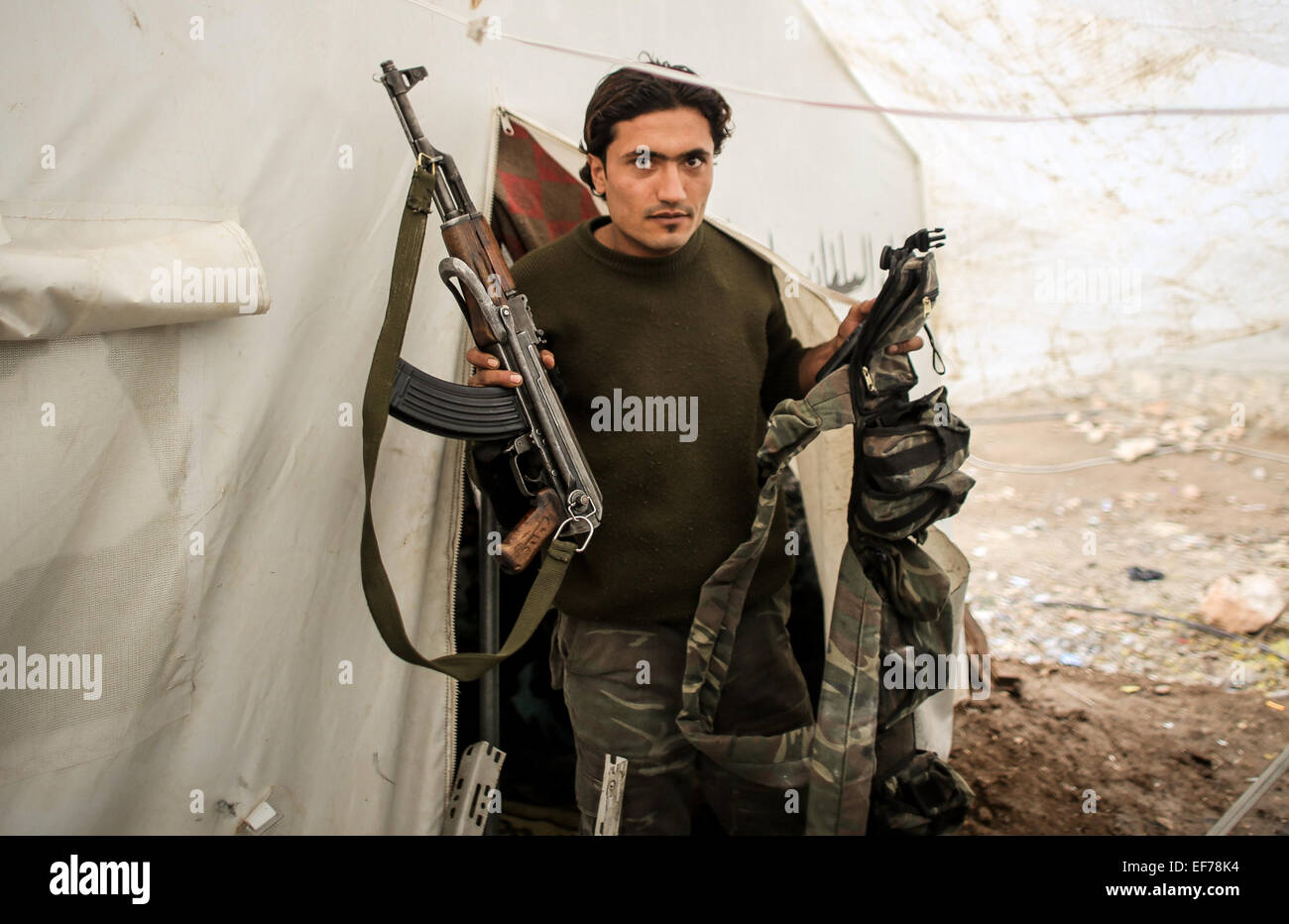 Un combattente di al Qaeda prepara le sue armi nel Levante, mentre Rabat sulla parte anteriore del Nubbol e Zhraa di Aleppo per lottare contro gli sciiti di Hezbollah e Iran. © Ibrahim Khader/Pacific Press/Alamy Live News Foto Stock