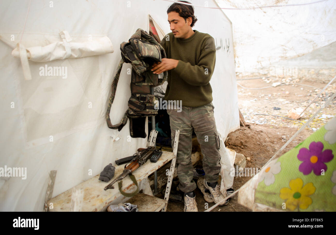 Un combattente di al Qaeda prepara le sue armi nel Levante, mentre Rabat sulla parte anteriore del Nubbol e Zhraa di Aleppo per lottare contro gli sciiti di Hezbollah e Iran. © Ibrahim Khader/Pacific Press/Alamy Live News Foto Stock